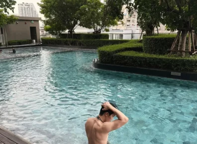 第一次骑行还不忘晒腹肌照，长的真好看呀！