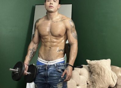 跑马拉松脱衣服的运动男穿灰裤子,大实力藏不住!