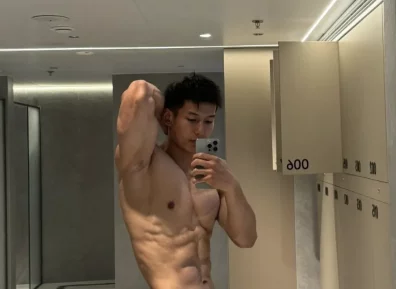 更衣室自拍的黑皮男腹肌太顶,比体育生还有市场!