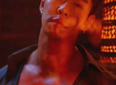 英俊帅气的肌肉男模写真 宽肩细腰麒麟臂 还有完美腹肌 黑比基尼泳裤太小了