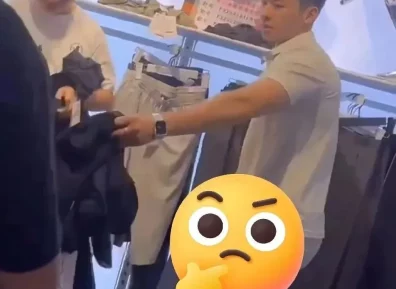 帅小伙当众换裤子火了:网友直呼“也太帅了吧!