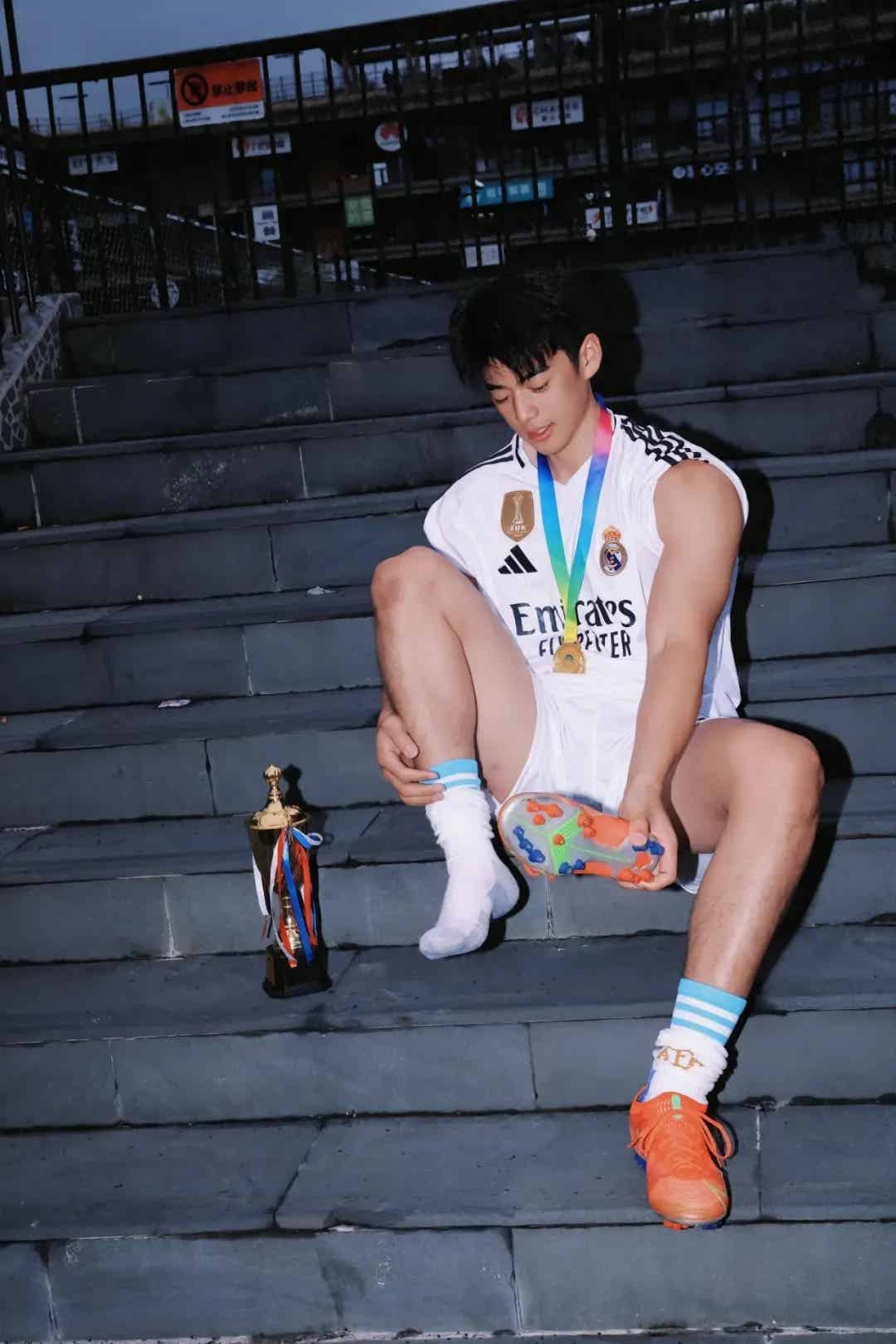 图片[2]-成都22岁足球体育生男大，这么可爱，谁看不迷糊？-小蓝短视频