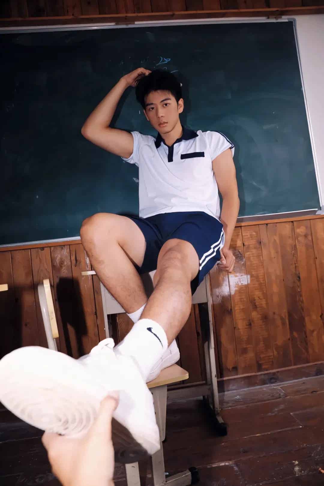 图片[15]-成都22岁足球体育生男大，这么可爱，谁看不迷糊？-小蓝短视频