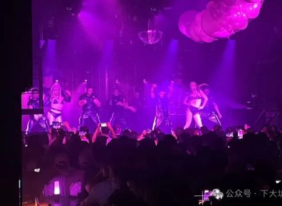 长沙BONBON吧人气爆满，10多个肌肉男卖力表演很好看