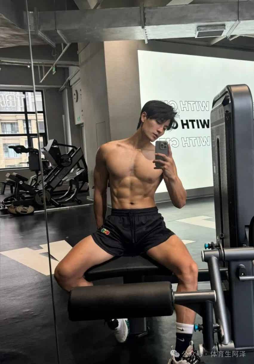 图片[2]-185腹肌精装高鼻梁男模，白袜大包到底有多诱惑......-小蓝短视频