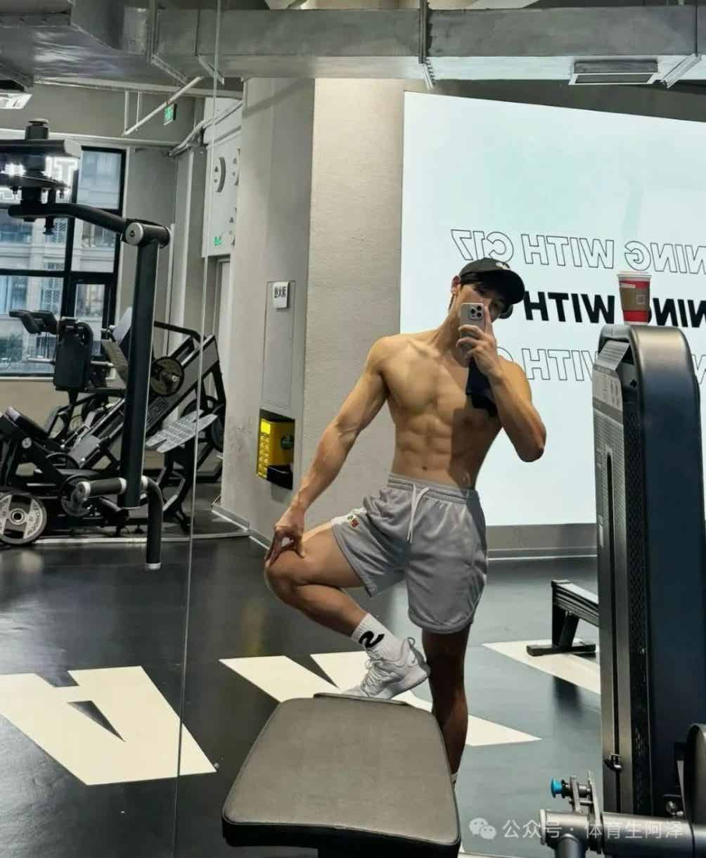 图片[6]-185腹肌精装高鼻梁男模，白袜大包到底有多诱惑......-小蓝短视频