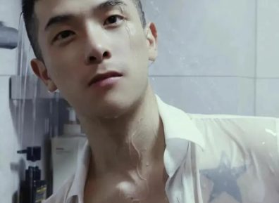 短发小鲜肉浴室照，想让人亲亲！