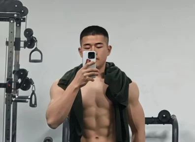 成都寸头军训迷彩教官，不小心扒到了他的肌肉照