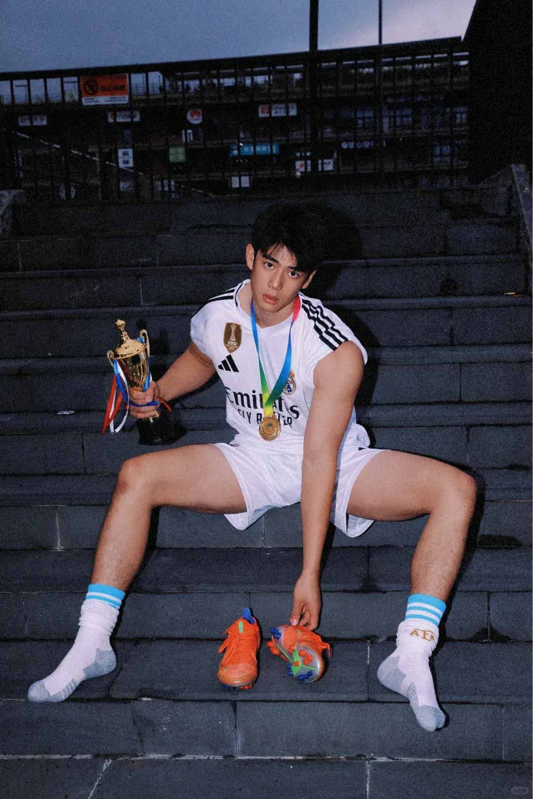 图片[11]-川味清秀小哥哥爆火！笑容治愈，22岁的成都男娃有点甜！-小蓝短视频