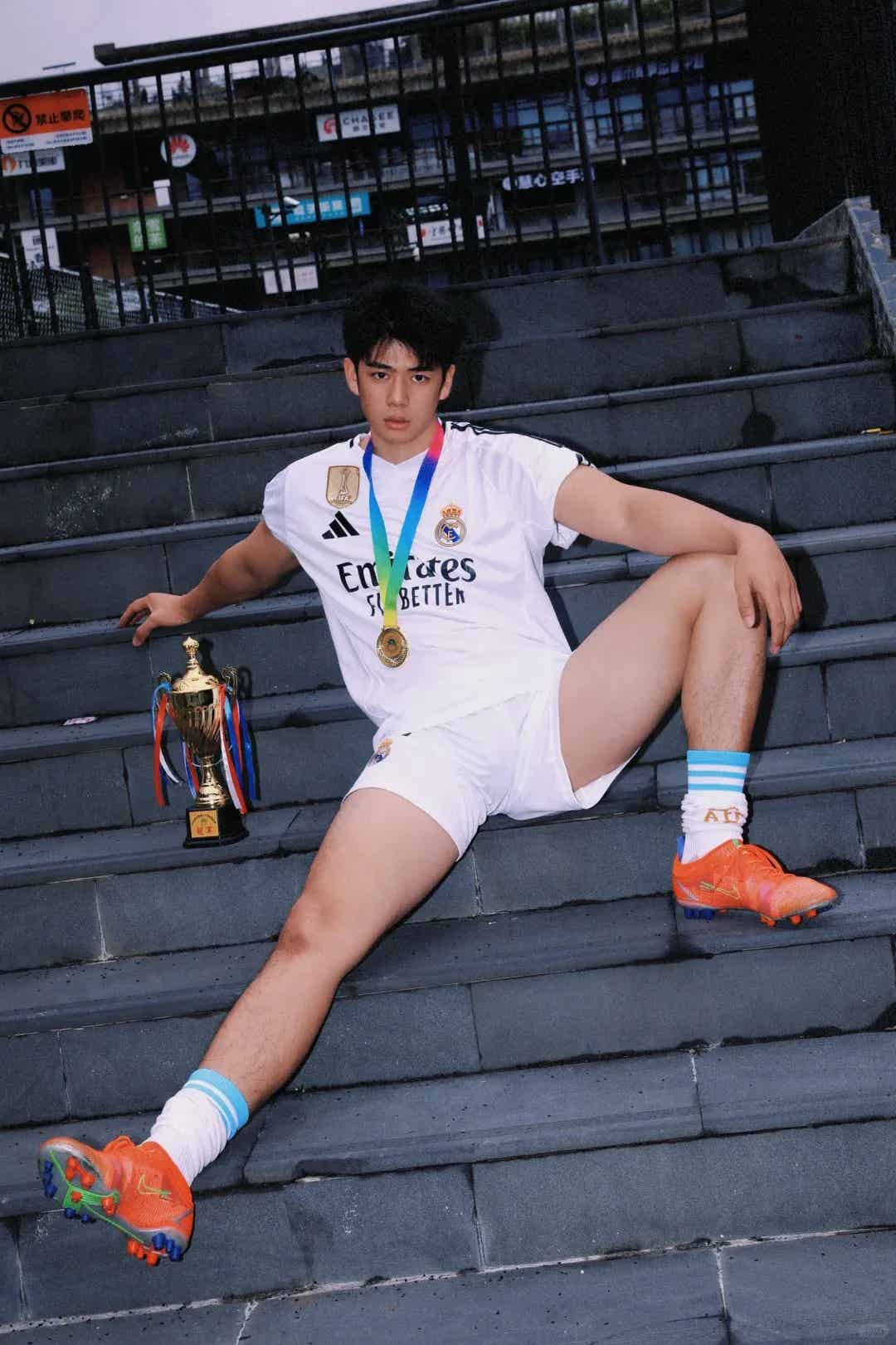 图片[13]-川味清秀小哥哥爆火！笑容治愈，22岁的成都男娃有点甜！-小蓝短视频