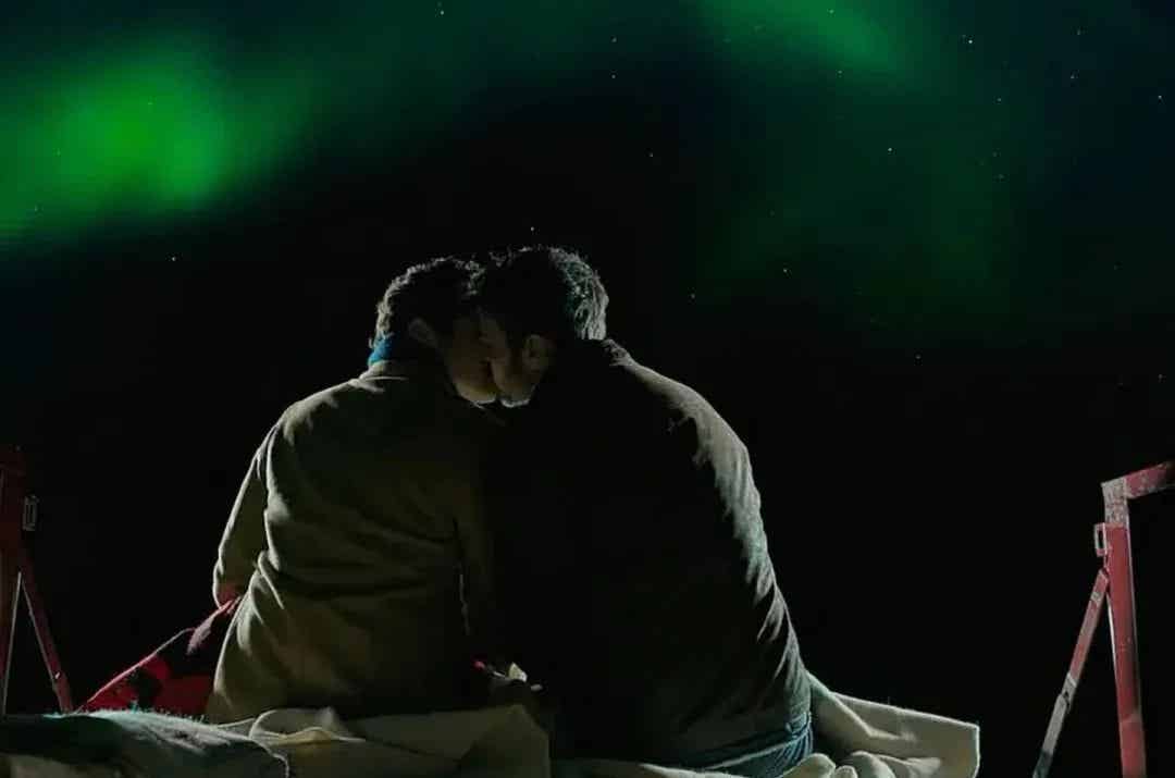 图片[1]-圣诞夜，我在机场遇见了真爱：一个关于爱情、命运与奇迹的故事-小蓝短视频