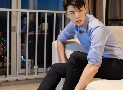 正装帅小哥的圣诞夜:寂寞,还是一种别样的浪漫?