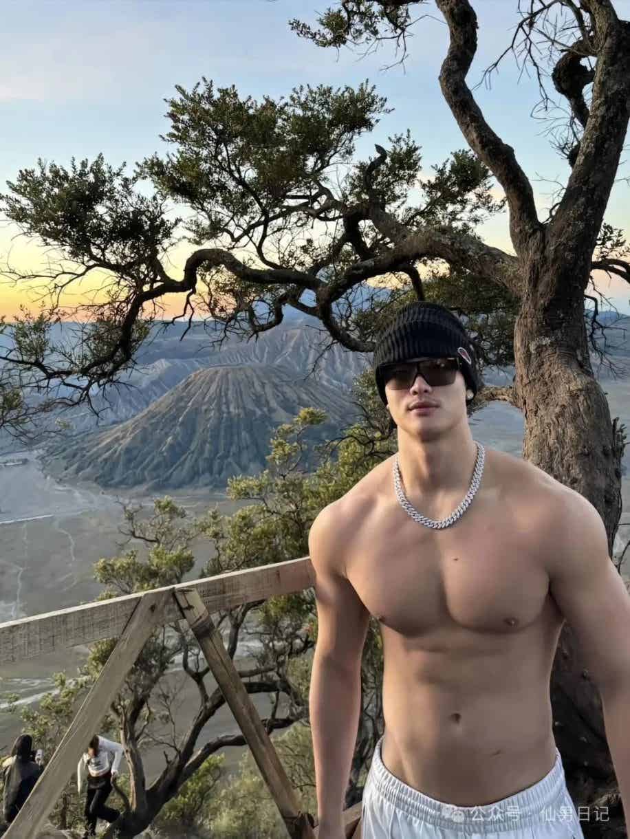 图片[4]-和人妖互动的189cm体育生找到了！网友直呼：看着就厉害……-小蓝短视频