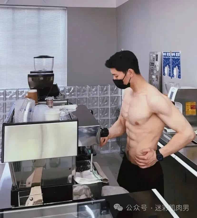 图片[2]-咖啡店脱衣的肌肉男卖咖啡，被他吸引了！-小蓝短视频