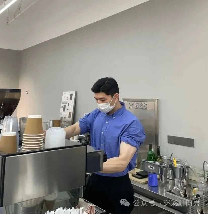 图片[3]-咖啡店脱衣的肌肉男卖咖啡，被他吸引了！-小蓝短视频