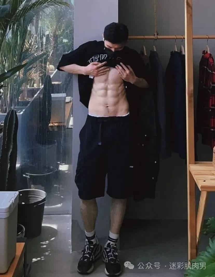 图片[4]-咖啡店脱衣的肌肉男卖咖啡，被他吸引了！-小蓝短视频