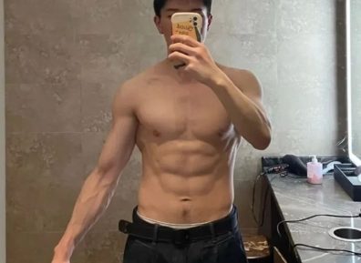 咖啡店脱衣的肌肉男卖咖啡,被他吸引了!