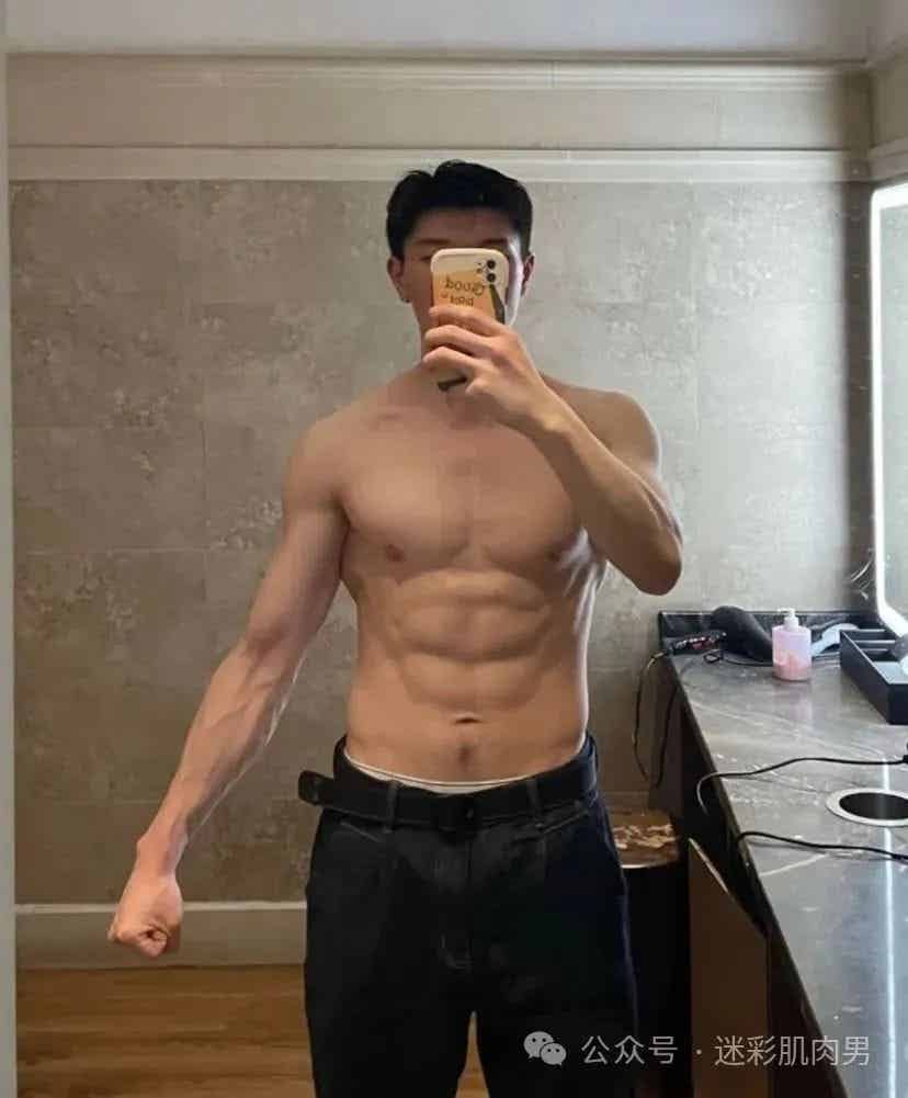 咖啡店脱衣的肌肉男卖咖啡，被他吸引了！-小蓝短视频