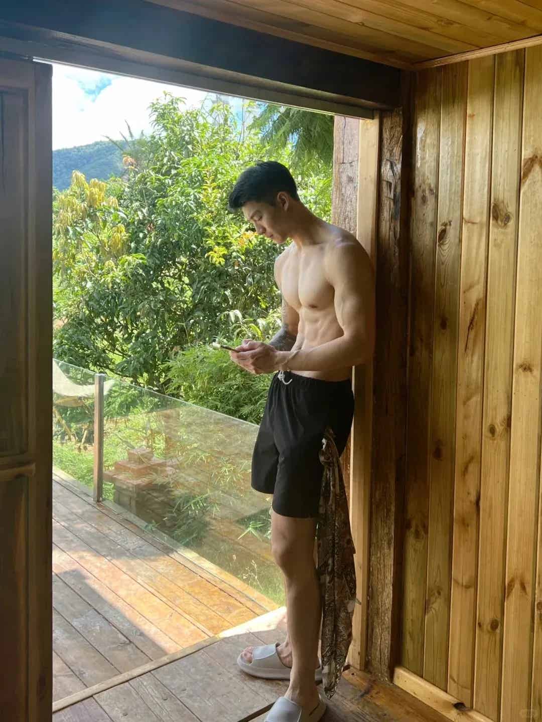 图片[9]-郑翔自拍腹毛旺盛私照流出真好看，大长腿太粗壮了！-小蓝短视频