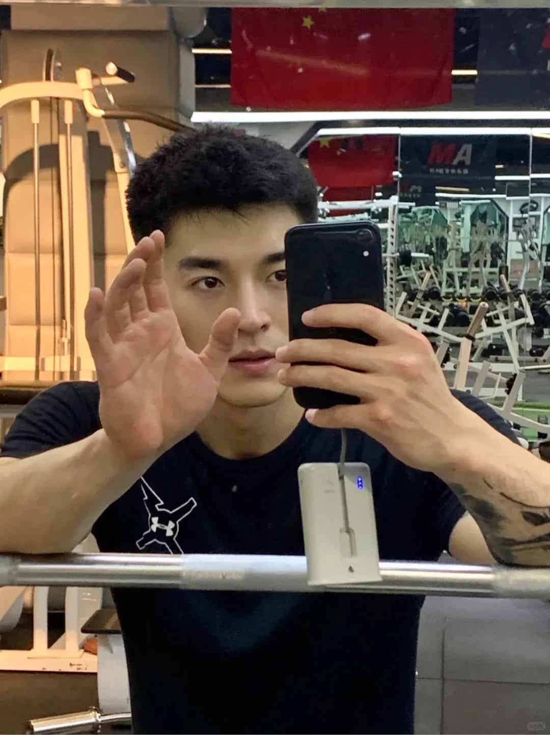 图片[25]-郑翔自拍腹毛旺盛私照流出真好看，大长腿太粗壮了！-小蓝短视频