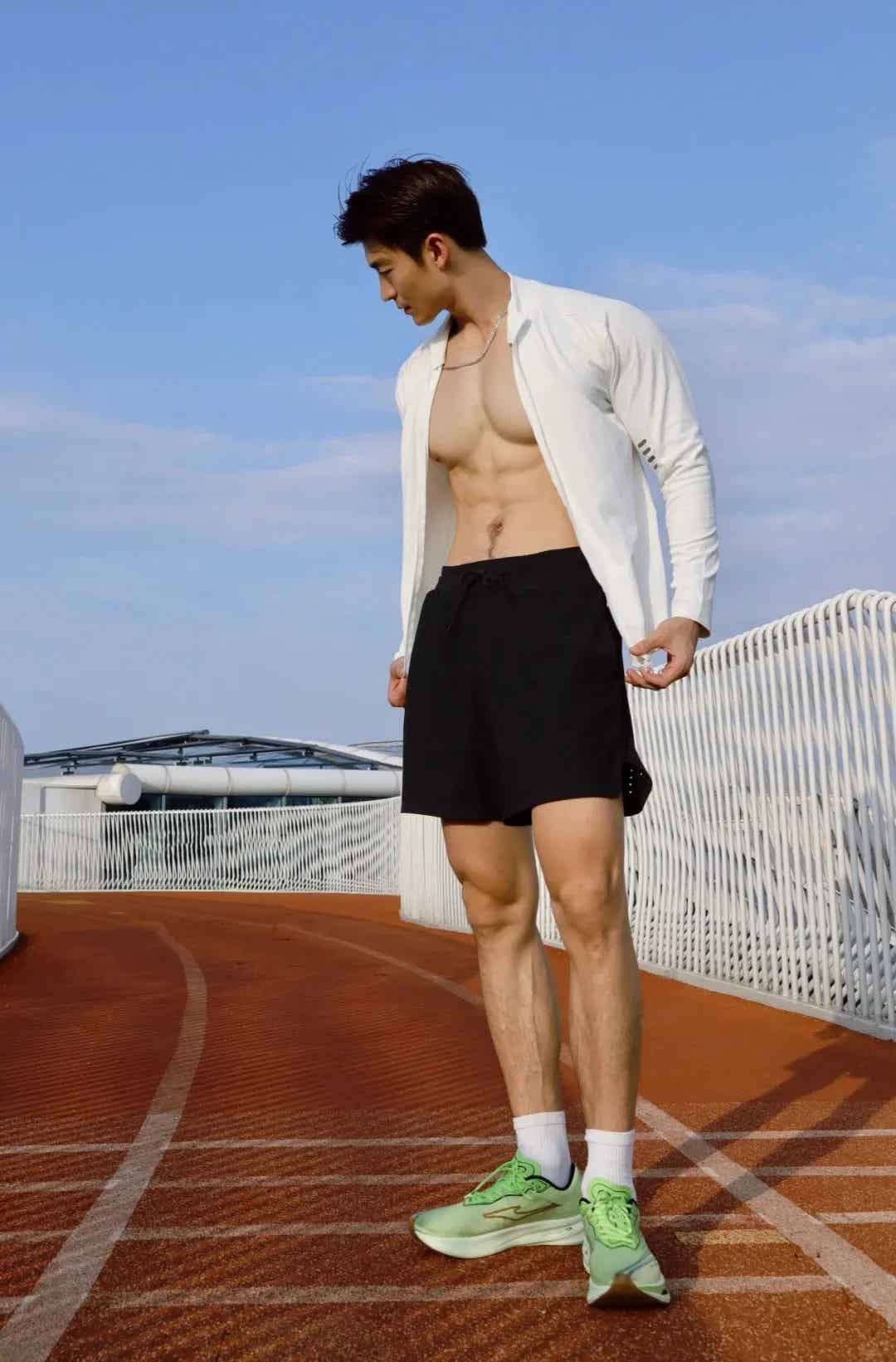 图片[37]-郑翔自拍腹毛旺盛私照流出真好看，大长腿太粗壮了！-小蓝短视频