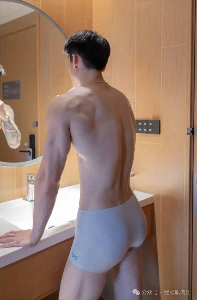 图片[39]-郑翔自拍腹毛旺盛私照流出真好看，大长腿太粗壮了！-小蓝短视频
