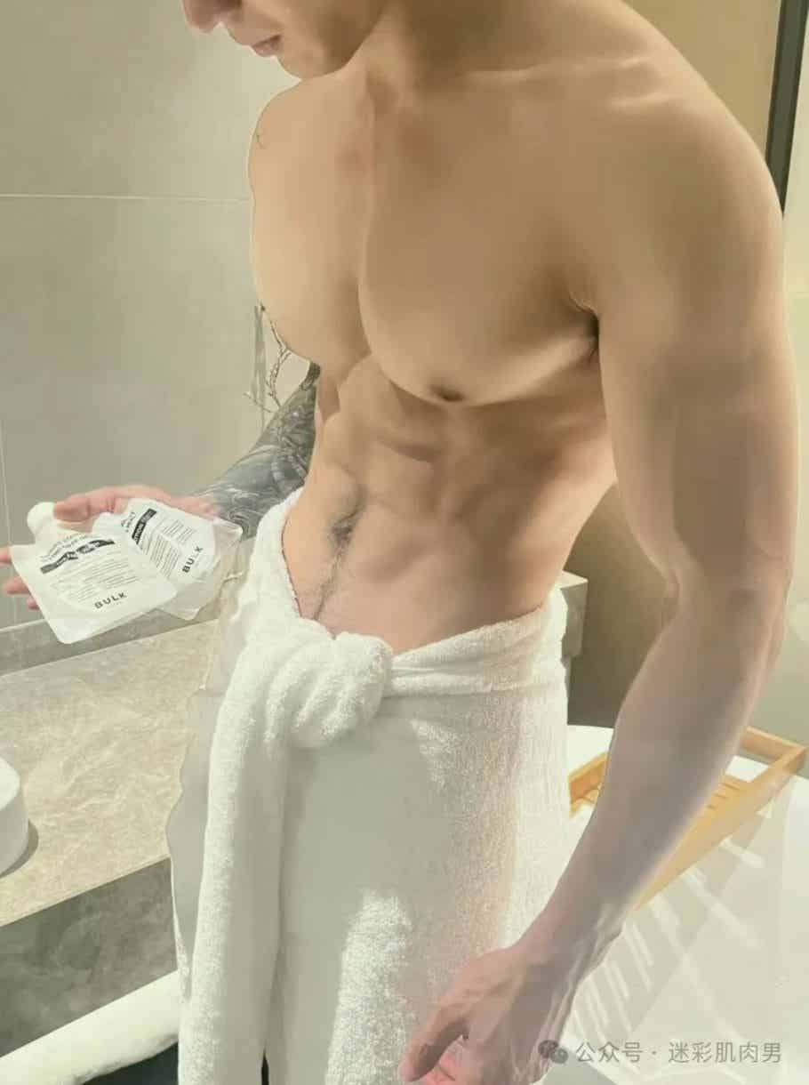 郑翔自拍腹毛旺盛私照流出真好看，大长腿太粗壮了！-小蓝短视频