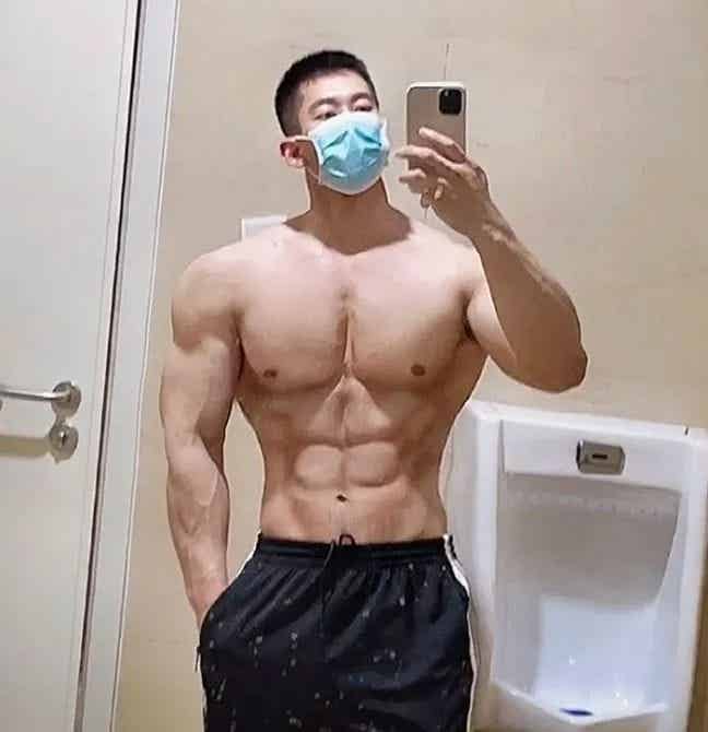 183CM寸头医生脱掉正装白大褂，实力让网友尖叫！-小蓝短视频