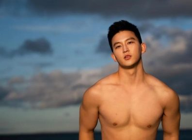 穿白短裤换衣间自拍的小哥长得真帅！我又可以了！