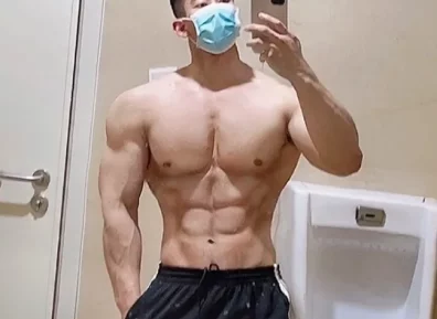 肌肉医生脱掉白大褂，胸肌太大了，网友直呼想被打针！