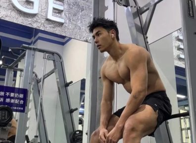 黑皮大包猛1体育生，体育生的快乐你不懂.......