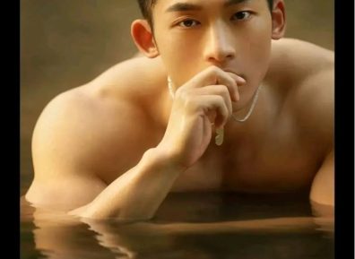 阳光下的肌肉帅哥,水中大方秀身材,这胸肌腹肌也太帅了