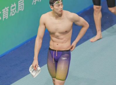 汪顺被男子摸白嫩大胸肌!