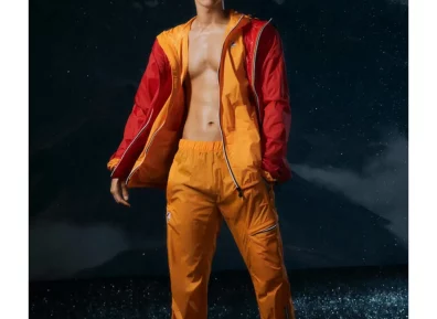 腹肌上流着水的大鼻子帅哥