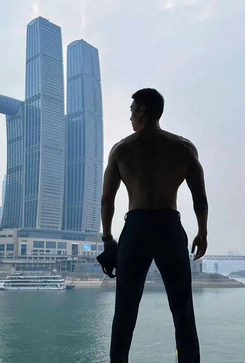 图片[1]-一看就很有性张力！健身型男与萌宠共享温馨时光-小蓝短视频