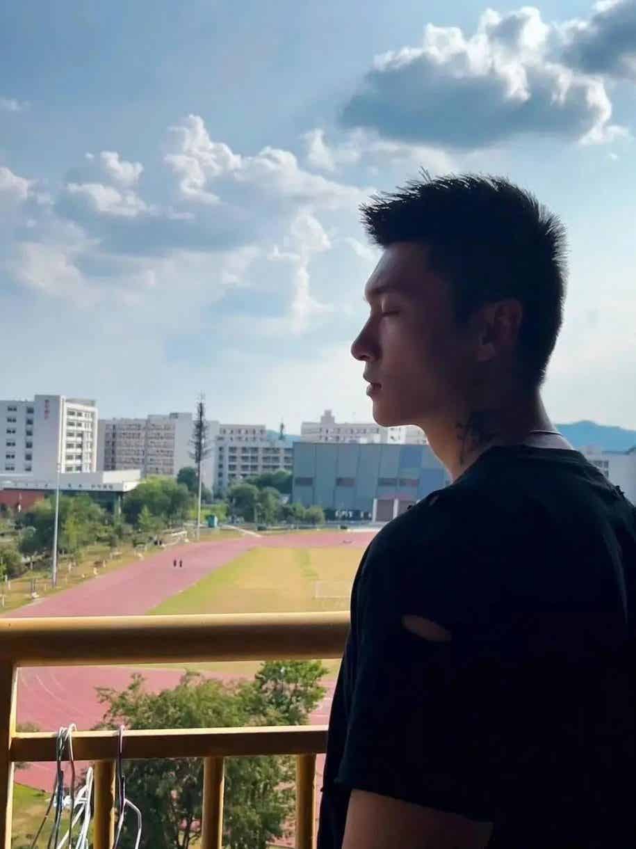 图片[5]-一看就很有性张力！健身型男与萌宠共享温馨时光-小蓝短视频