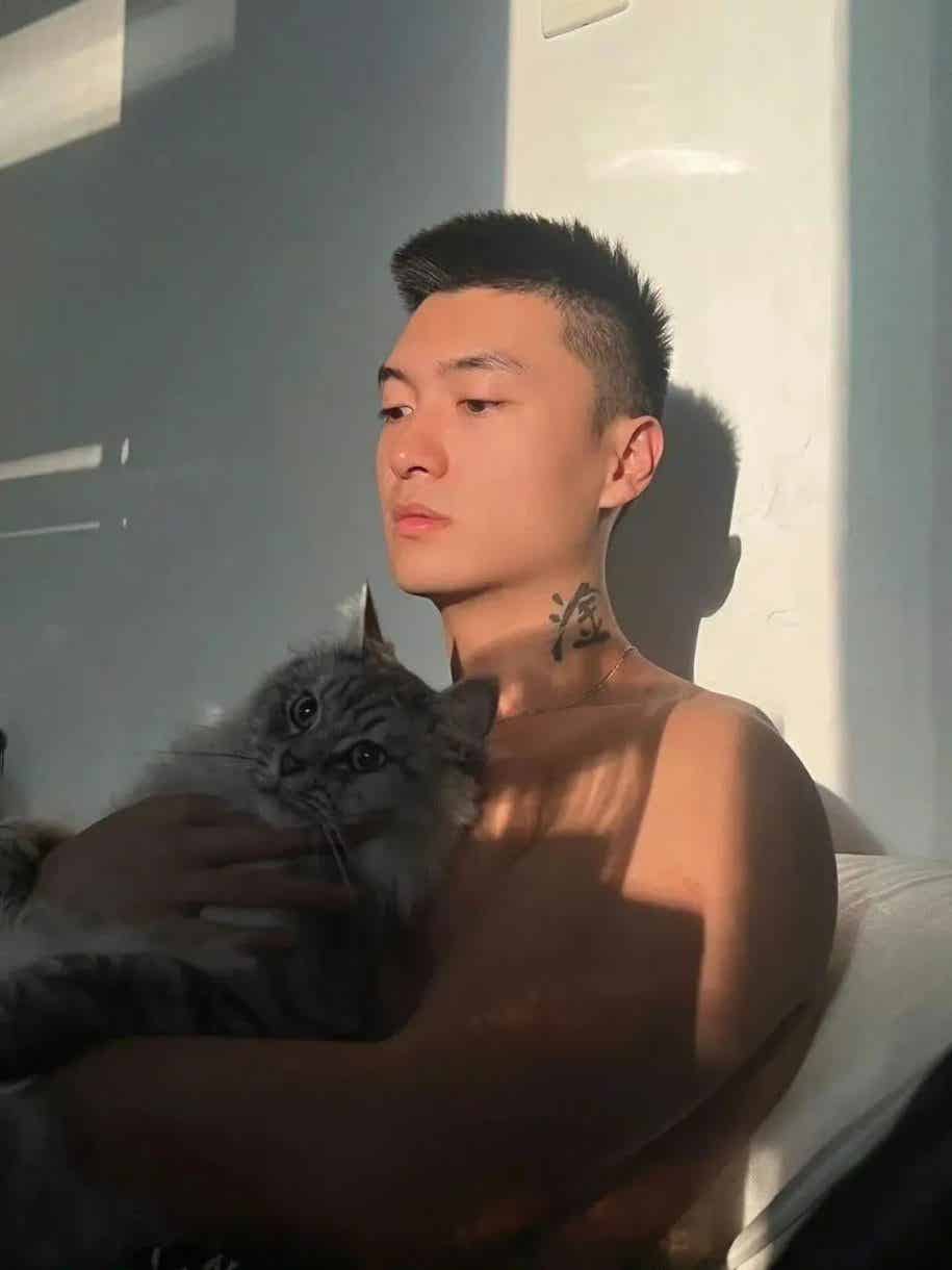 图片[6]-一看就很有性张力！健身型男与萌宠共享温馨时光-小蓝短视频