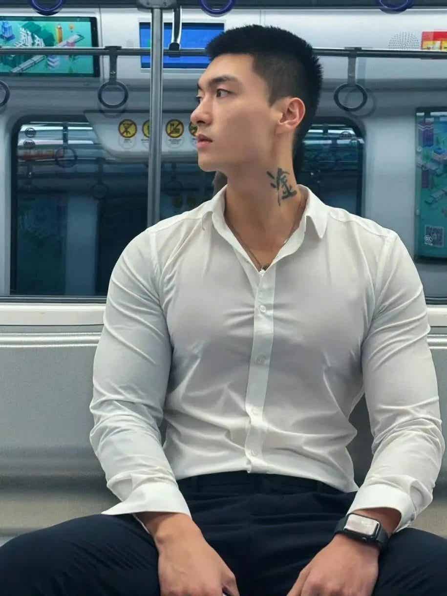 图片[21]-一看就很有性张力！健身型男与萌宠共享温馨时光-小蓝短视频