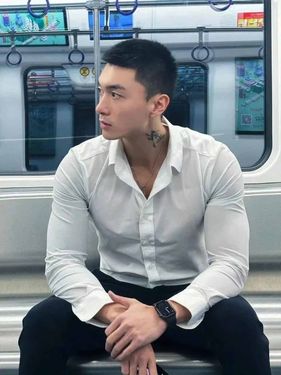 图片[23]-一看就很有性张力！健身型男与萌宠共享温馨时光-小蓝短视频