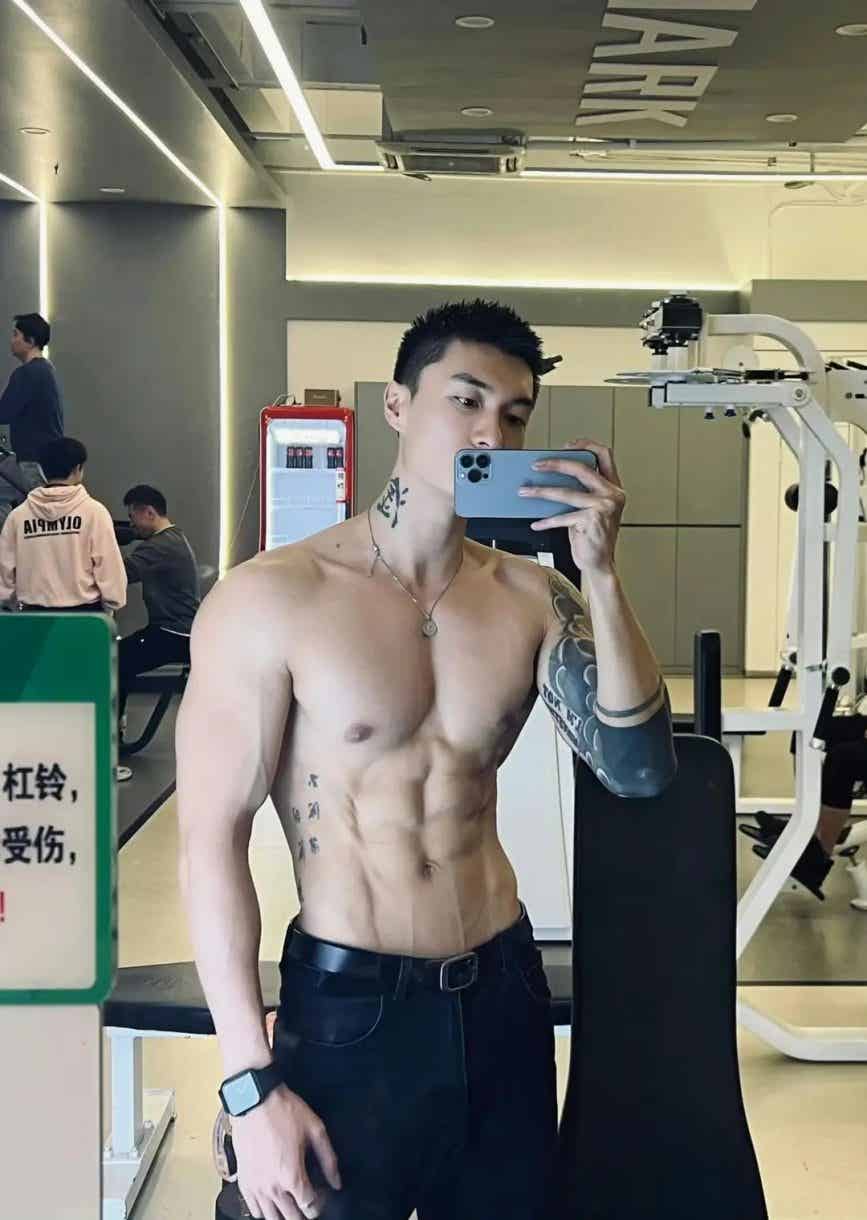 图片[28]-一看就很有性张力！健身型男与萌宠共享温馨时光-小蓝短视频