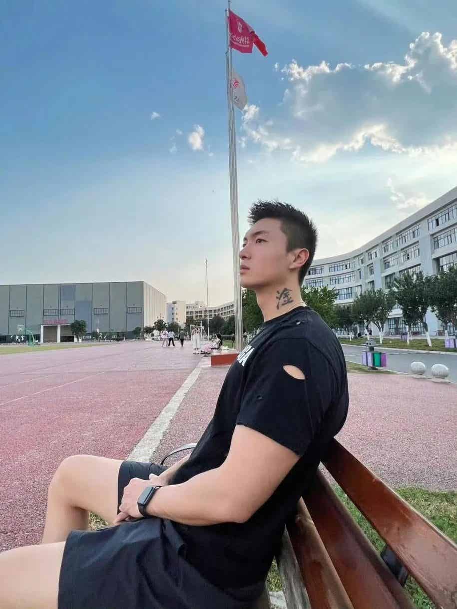 图片[29]-一看就很有性张力！健身型男与萌宠共享温馨时光-小蓝短视频