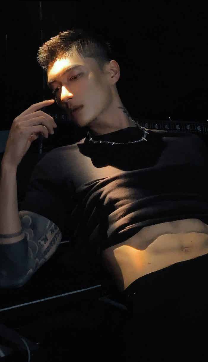 图片[33]-一看就很有性张力！健身型男与萌宠共享温馨时光-小蓝短视频