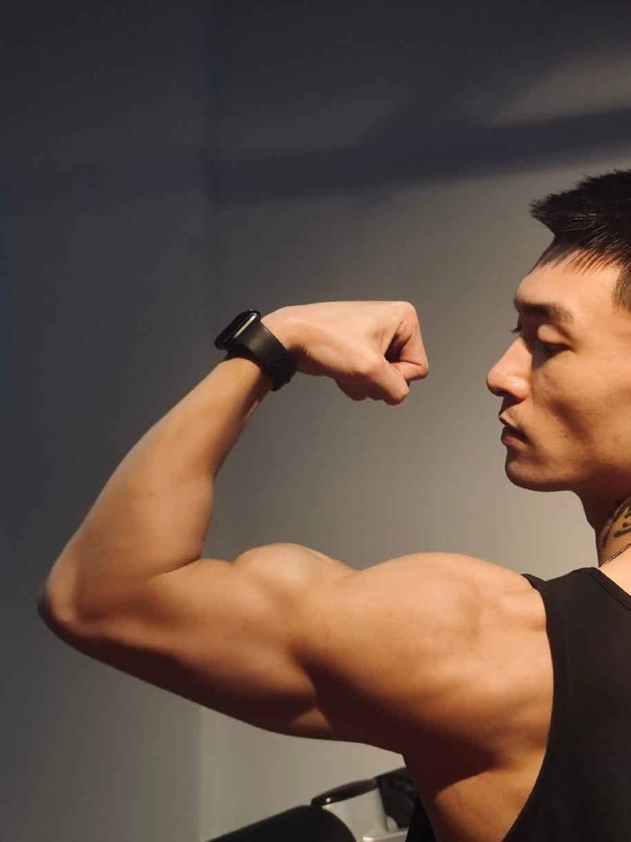 一看就很有性张力！健身型男与萌宠共享温馨时光-小蓝短视频