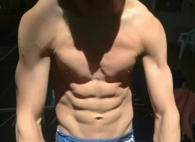 双胞胎跳水运动员姚泽霖，穿太少自拍引发热议！他的肌肉身材让人赞叹不已