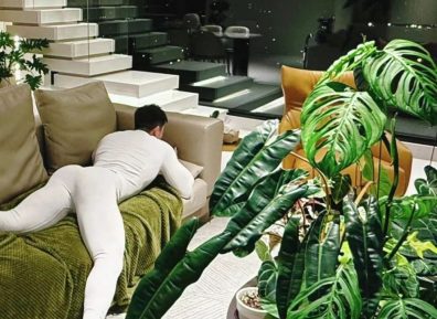 宽肩窄腰黑皮男大，超绝不经意间秀饱满翘臀......