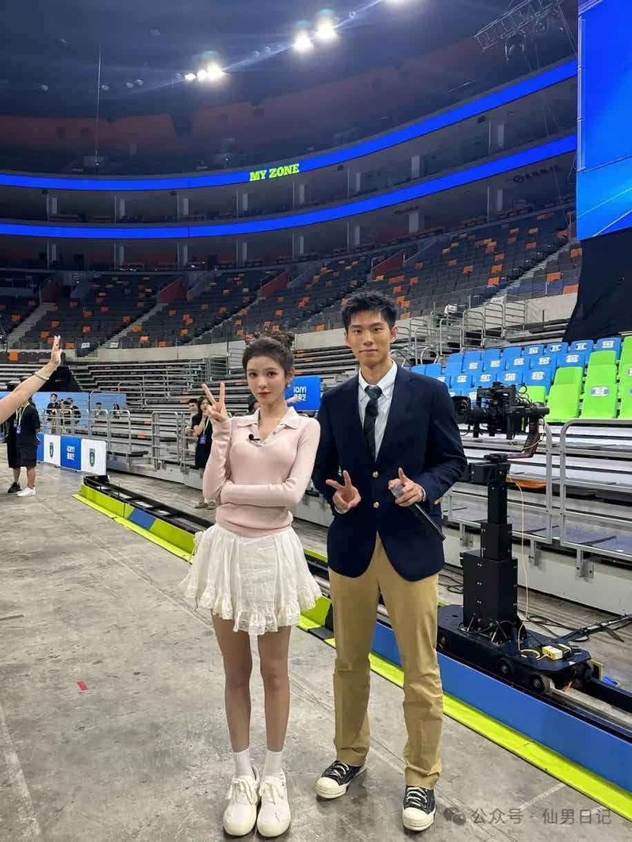 图片[2]-被孟子义表扬的体育生！在直播间里秀腹肌做惩罚……-小蓝短视频