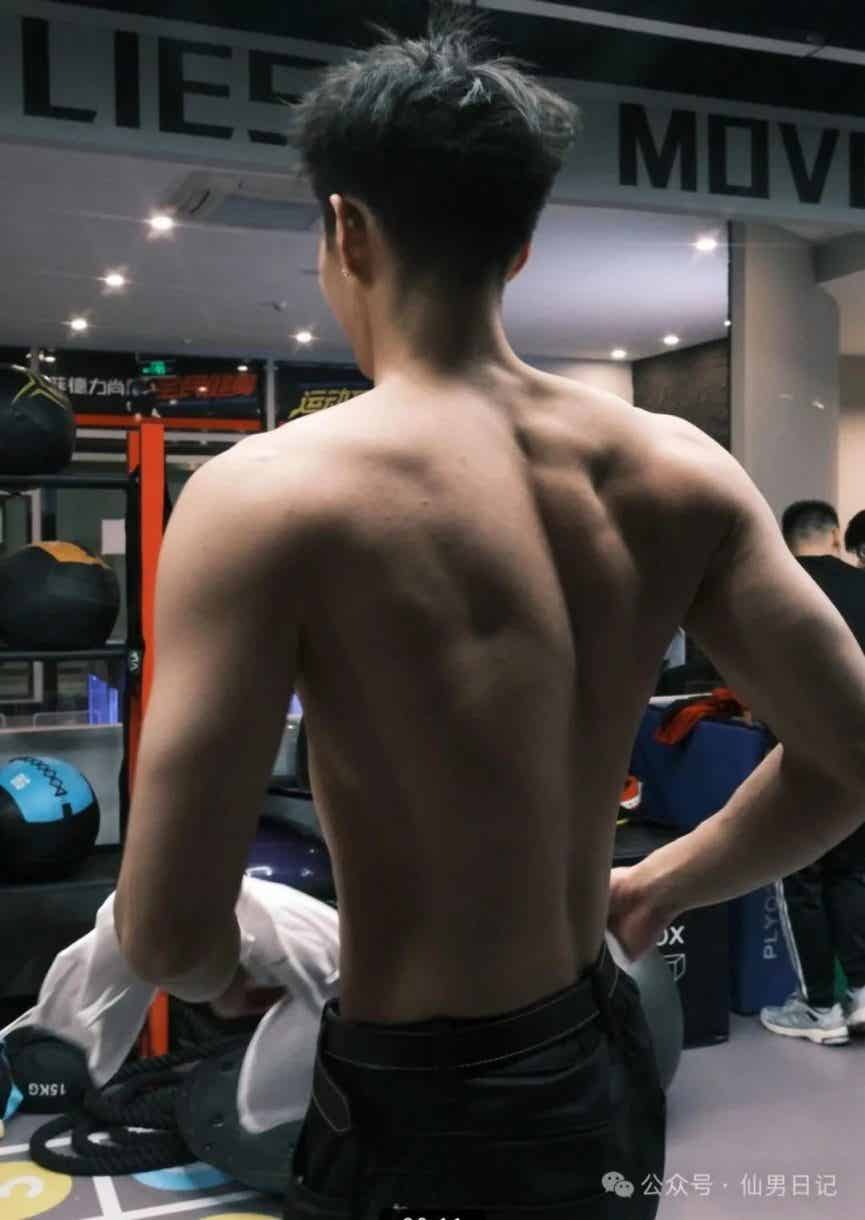 图片[5]-被孟子义表扬的体育生！在直播间里秀腹肌做惩罚……-小蓝短视频