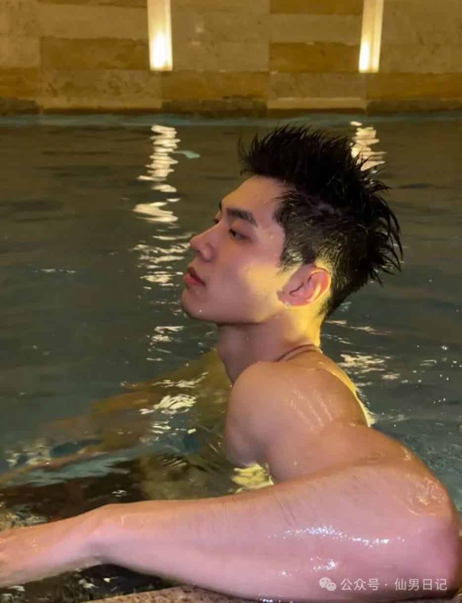 图片[9]-被孟子义表扬的体育生！在直播间里秀腹肌做惩罚……-小蓝短视频