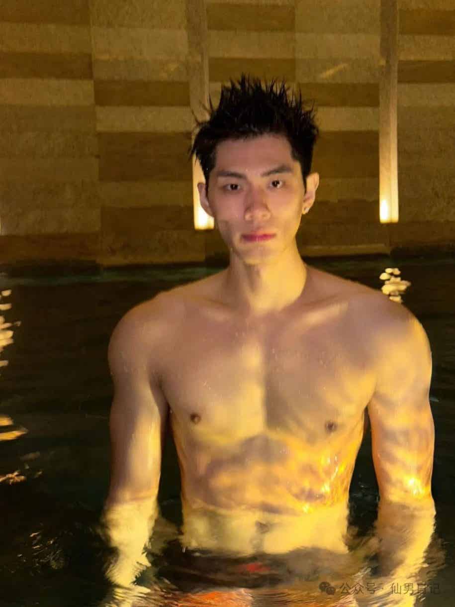 图片[10]-被孟子义表扬的体育生！在直播间里秀腹肌做惩罚……-小蓝短视频