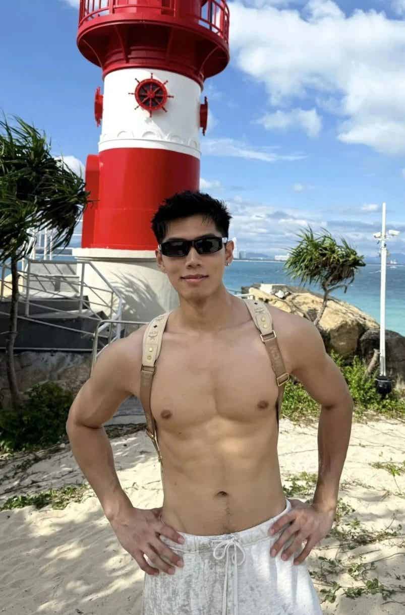 图片[21]-被孟子义表扬的体育生！在直播间里秀腹肌做惩罚……-小蓝短视频